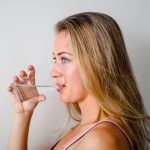 Nieprawidłowe połykanie okiem logopedy