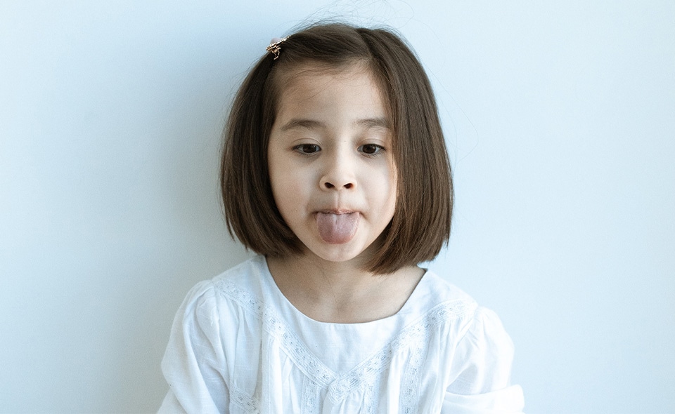 Czym jest tłoczenie języka na zęby?